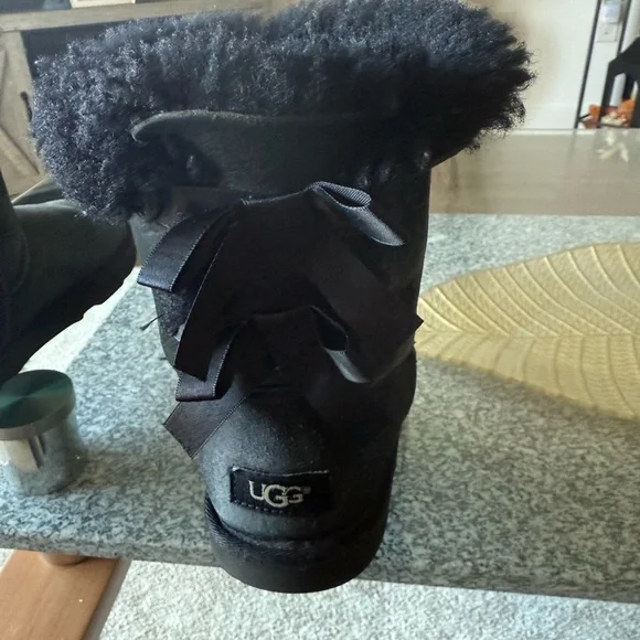 UGG® Bailey Bow II Boot - Big Kid - Black size 5Y - Picture 5 of 10